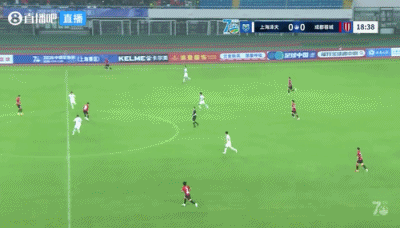 韦世豪任意球破门 成都蓉城半场1-0上海泽天 韦世豪任意球破门 成都蓉城半场1-0上海泽天