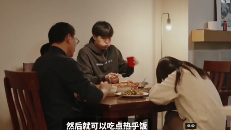 杨瀚森自曝凌晨2点归家女友备餐：客场加练成常态