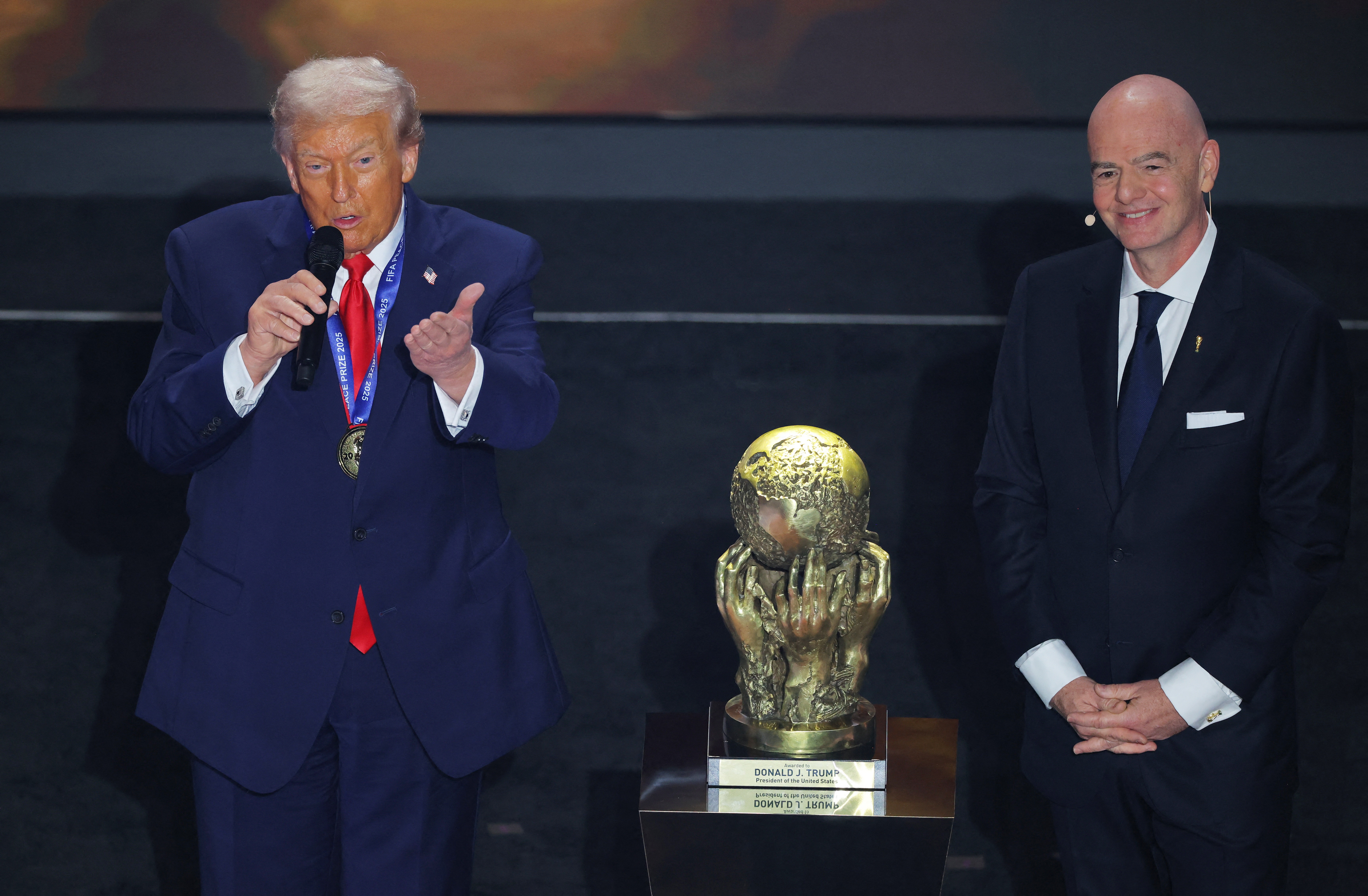 特朗普确认出席世界杯决赛并计划颁奖，阿根廷举马岛横幅遭FIFA调查