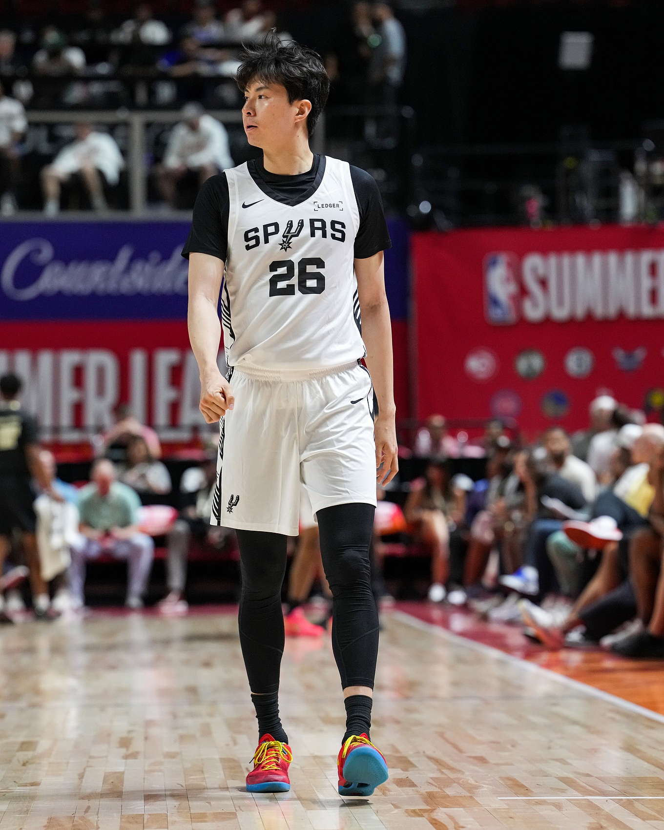 李贤重5中3三分填满数据栏,马刺夏季联赛险胜太阳