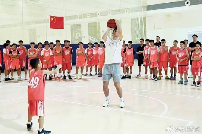 陈家政现身宏远夏训营 三分命中率51.7%引关注 陈家政现身宏远夏训营 三分命中率51.7%引关注
