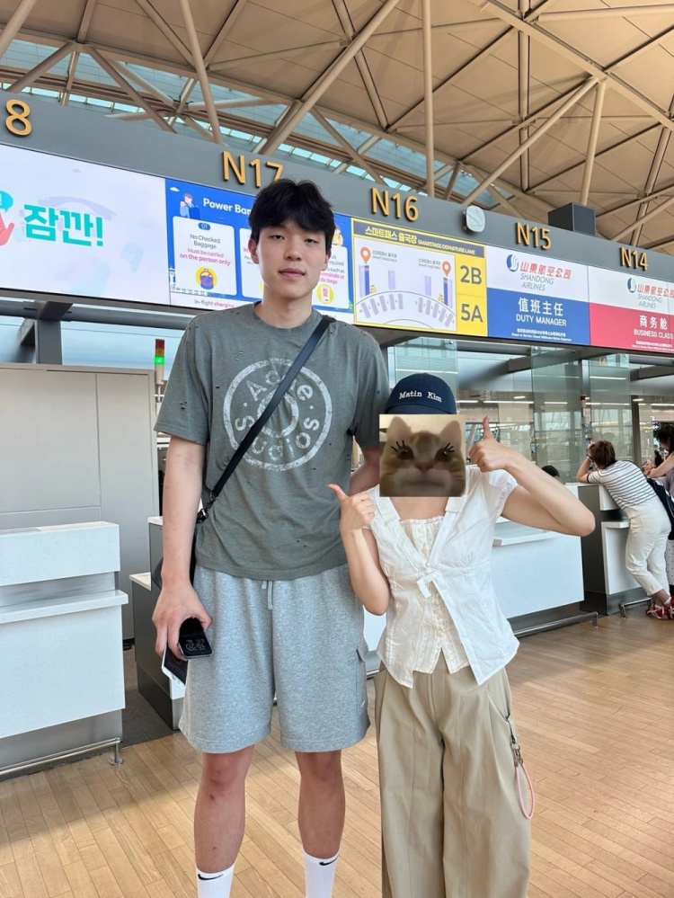 杨瀚森回国机场被偶遇 老乡博主称其性格nice
