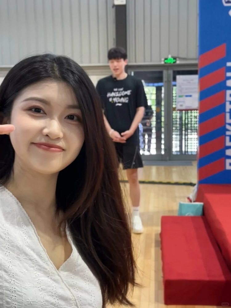 杨瀚森回国机场被偶遇 老乡博主称其性格nice