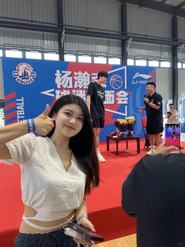 杨瀚森回国机场被偶遇 老乡博主称其性格nice
