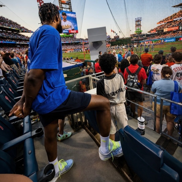 恩比德晒MLB观赛照 2.13米身高遭遇座位空间危机 恩比德晒MLB观赛照 2.13米身高遭遇座位空间危机
