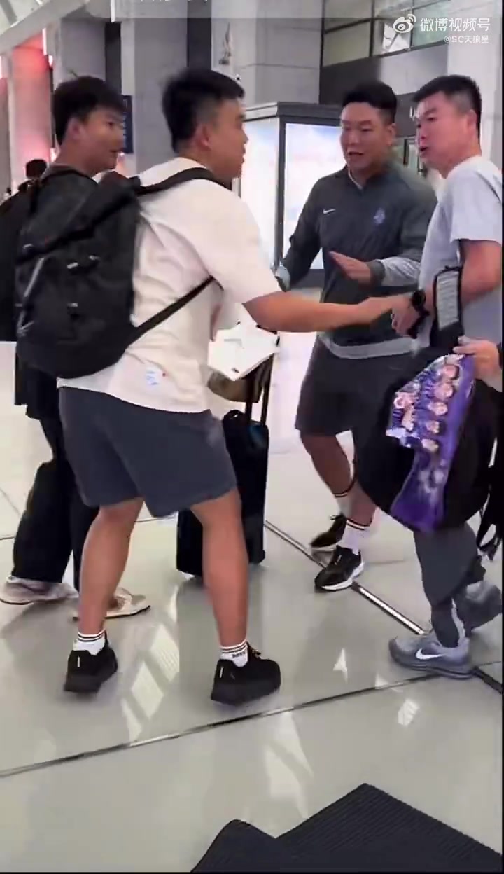 津门虎返津遇意外：球迷滑倒险“铲”于根伟