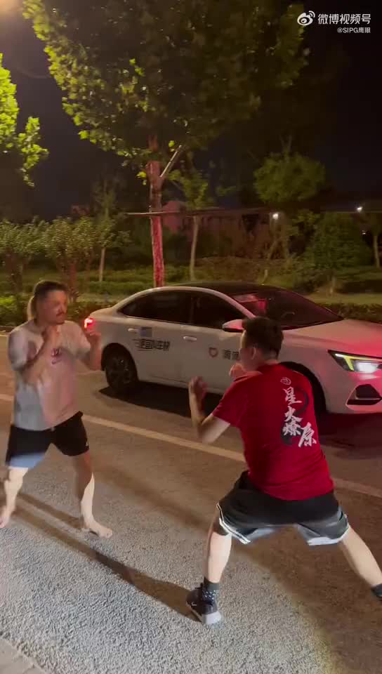 上海德比赛后爆发大规模冲突 视频显示球迷互殴