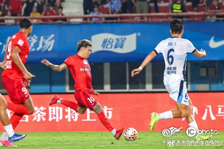 古斯塔沃头球先拔头筹 河南俱乐部彩陶坊1-1大连英博海发