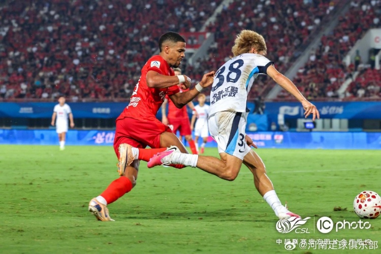 古斯塔沃头球先拔头筹 河南俱乐部彩陶坊1-1大连英博海发