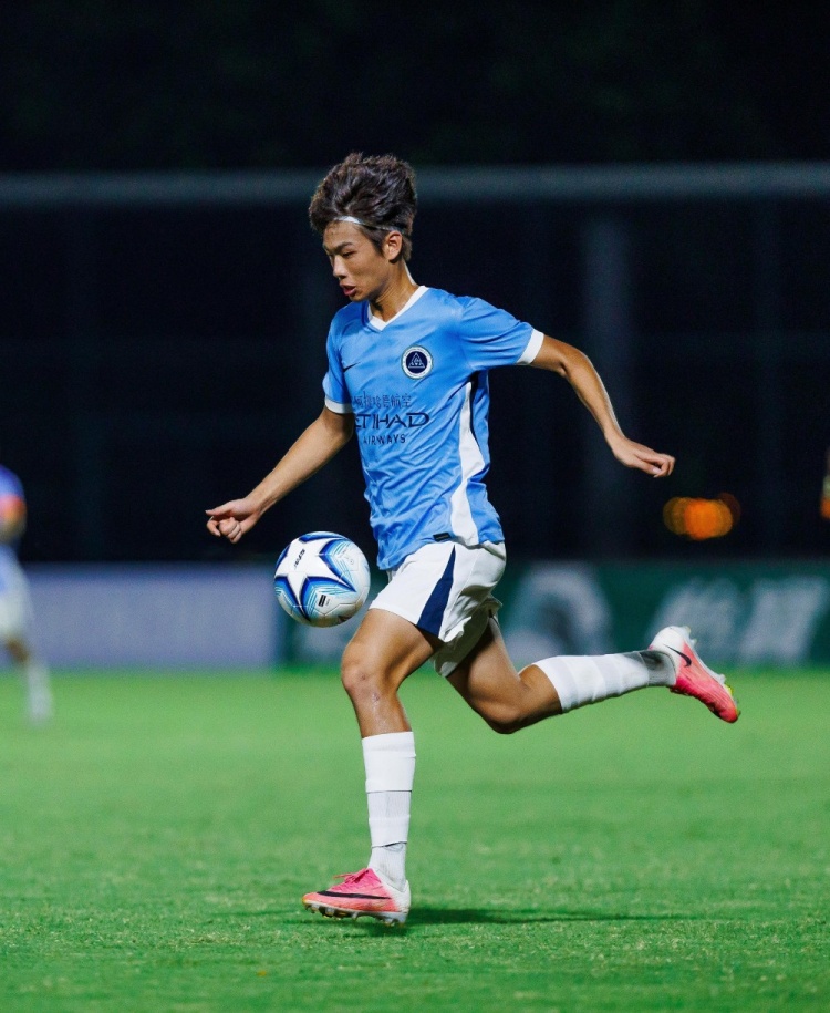 刘志鹏抢断门将送助攻 深圳新鹏城U20主场2比1逆转陕西联合U20 刘志鹏抢断门将送助攻 深圳新鹏城U20主场2比1逆转陕西联合U20