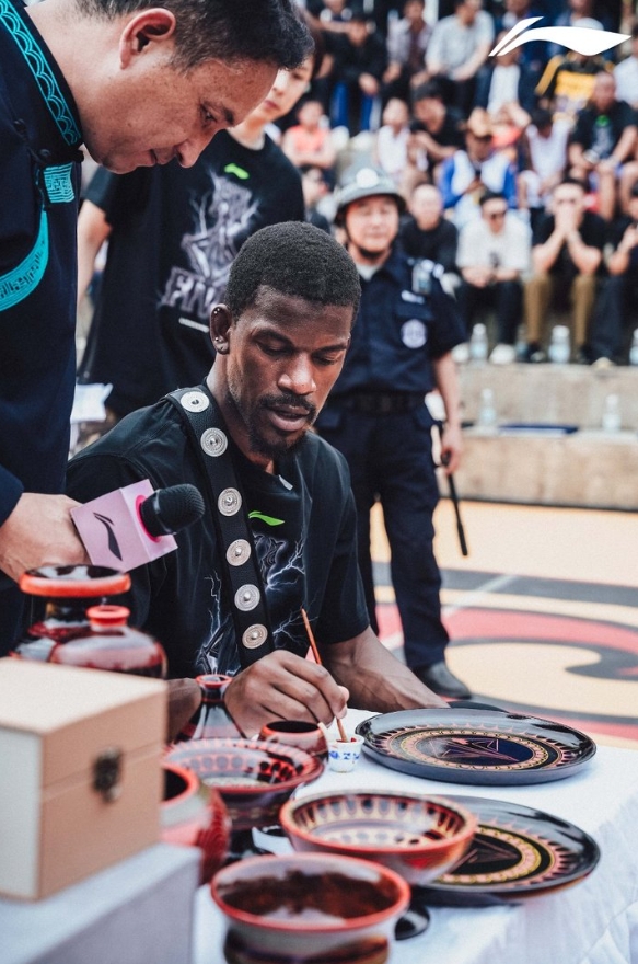 巴特勒中国行首站凉山 捐建球场并邀小球员赴成都 巴特勒中国行首站凉山 捐建球场并邀小球员赴成都