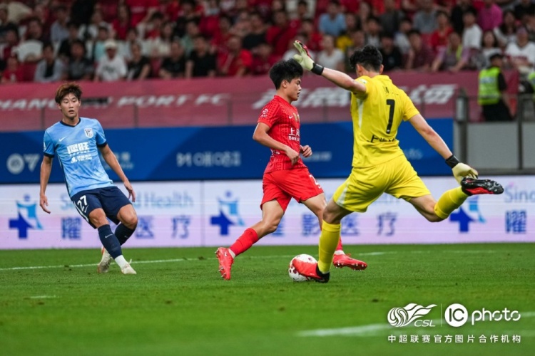 武磊越位进球被吹 魏震失点 李新翔补时头球救主 海港1-1大连英博 武磊越位进球被吹 魏震失点 李新翔补时头球救主 海港1-1大连英博