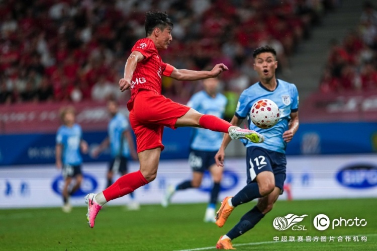武磊越位进球被吹 魏震失点 李新翔补时头球救主 海港1-1大连英博 武磊越位进球被吹 魏震失点 李新翔补时头球救主 海港1-1大连英博