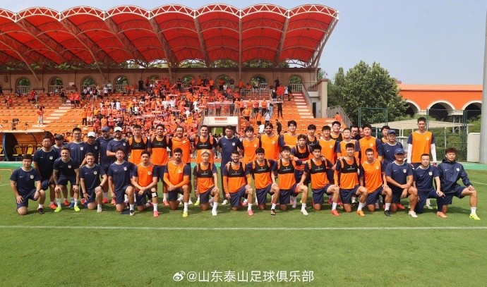 山东泰山开放日200余名球迷到场 球队下午兵发青岛