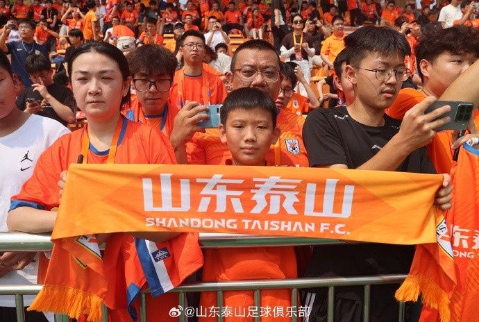 山东泰山开放日200余名球迷到场 球队下午兵发青岛
