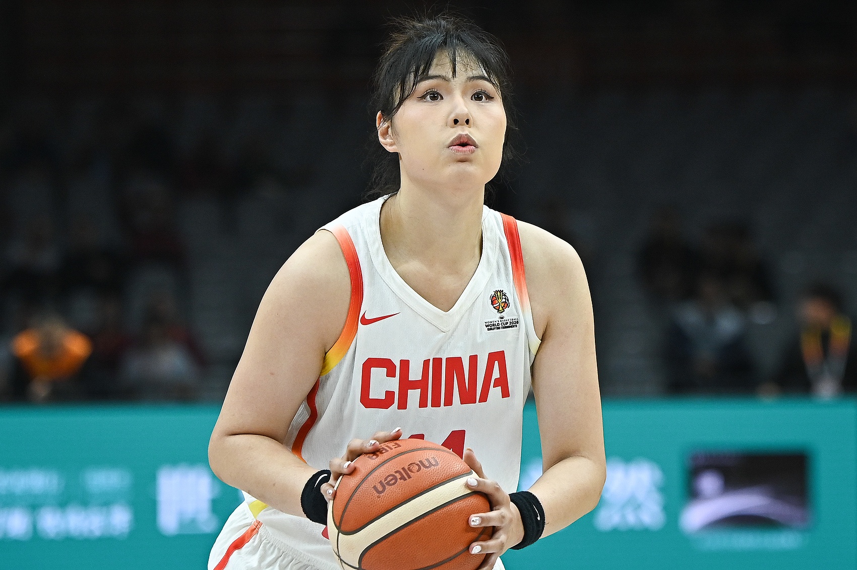 聊聊李月汝的话题?解说:既不想说瞎话 也不想说不利于团结的话