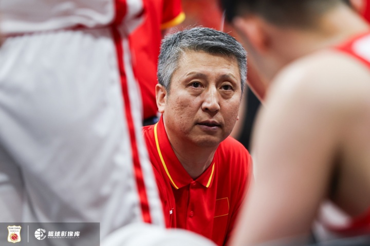 记者:我觉得主教练不该背所有锅 但主教练无疑是队伍第一责任人