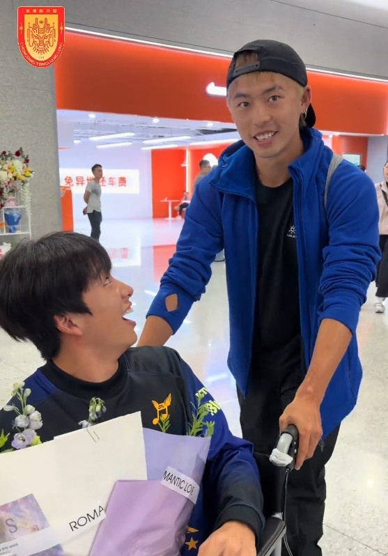 有缘千里来相会!李镇全接受手术返回重庆,在机场偶遇汪士钦 有缘千里来相会!李镇全接受手术返回重庆,在机场偶遇汪士钦